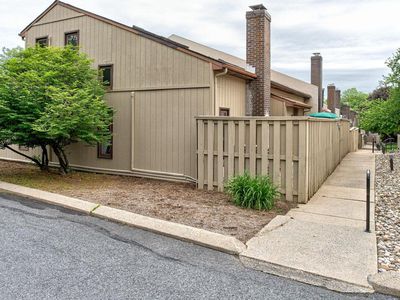 850 W Aaron Dr