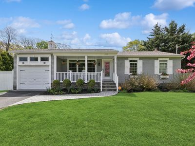 Property at 1039 Middle Rd, Riverhead, NY