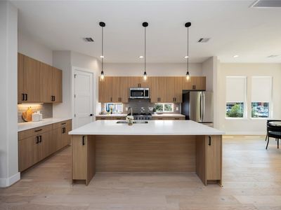 2507 N Macgregor Way