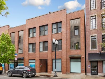 4118 N Lincoln Ave Unit 302