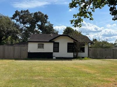 Property at 1011 W Phillips St, Alvin, TX