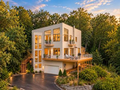 711 E Lake Front Dr