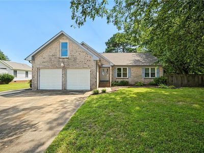 525 Queenswood Ter