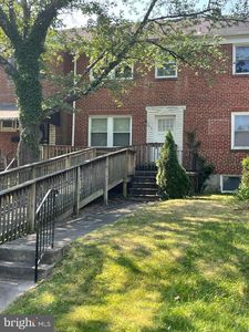 909 E Lake Ave