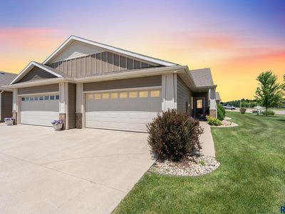 806 E El Dorado Ct