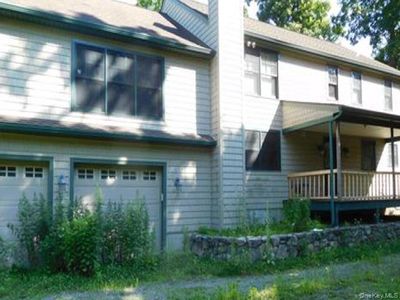 6 Brookside Lane