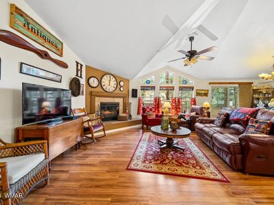 2041 W Pine Grove Dr