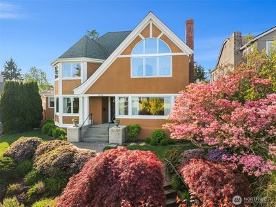 2465 Crestmont Place W