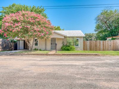 103 E Lampasas