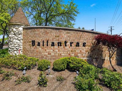 660 Ballantrae Dr APT B