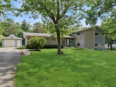 Property at 1958 Castlewood Rd, Highland Park, IL