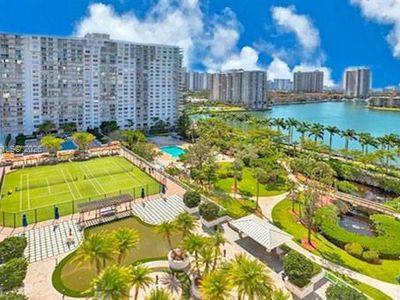 2801 NE 183rd St APT 405W