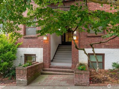 516 E Thomas Street #202