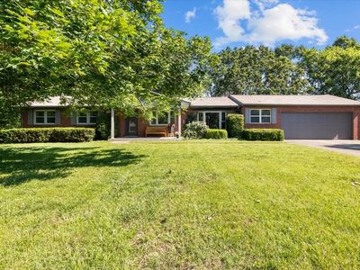 555 Lakeview Cir