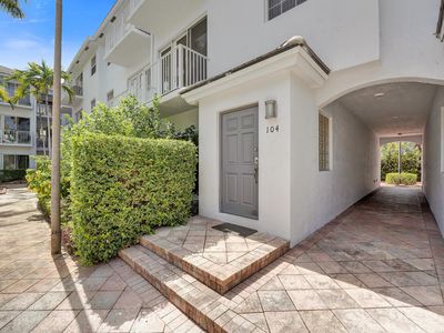2725 NE 8th Avenue #104