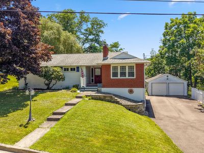 4 Bowen Ln