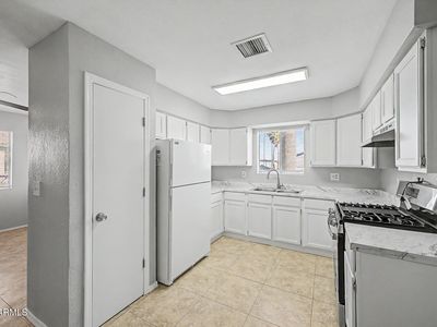 702 W 12TH Street