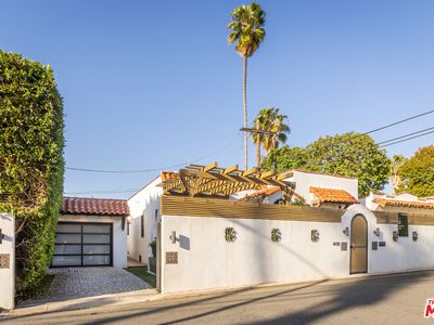 8015 Rosewood Ave