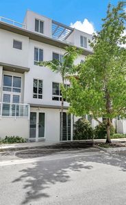 10350 NW 64th St