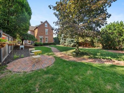 247 Lear St