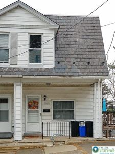 305 W 8th St