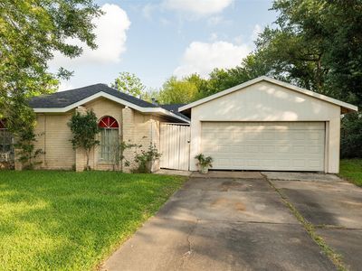 Property at 2427 Fairgreen Dr, Missouri City, TX
