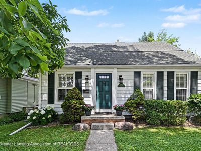 1002 W Grand River Ave