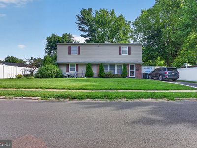 2741 Fernwood Ave