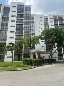 17021 N Bay Rd APT 521