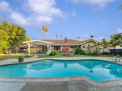 1073 E Knollcrest Dr