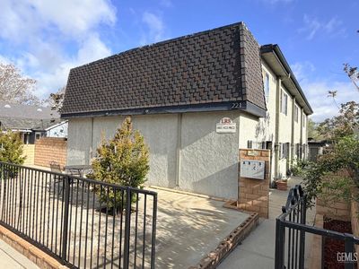 221 E East St