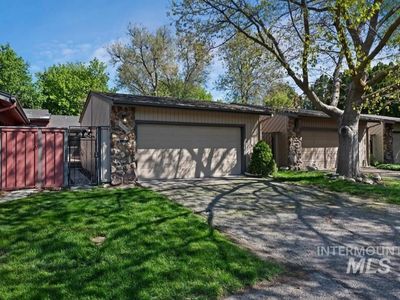 968 N Camelot Dr