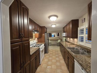 201 Manor Ct