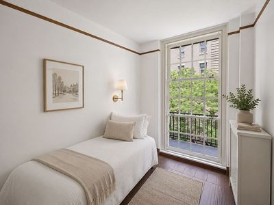 516 E 78th St APT 4C