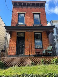 2225 Symmes St