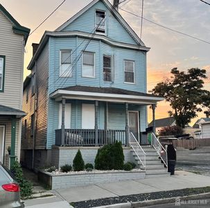 686 Charles St