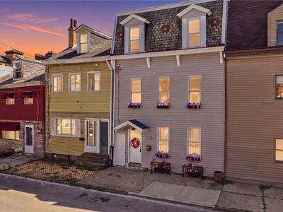 902 James St