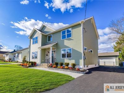 3 Lyons St