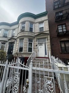 338 E 22nd St