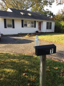 7 Squires Avenue