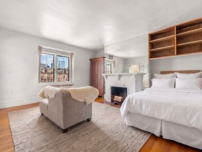 8 Brimmer St APT 5B