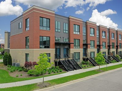 2325 Venture Dr
