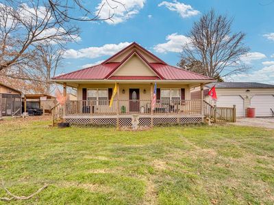 590 Franks Ferry Rd