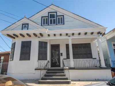 2225 Dumaine St