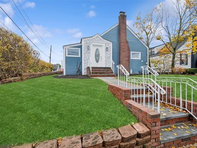 12 HewLett Point Avenue