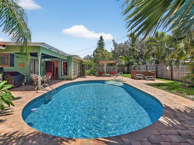 401 NE Oleander Avenue