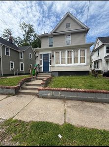 284 3rd St NW