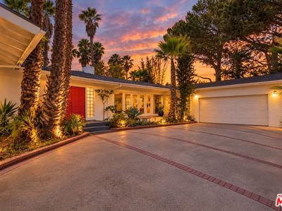 8364 Mulholland Dr