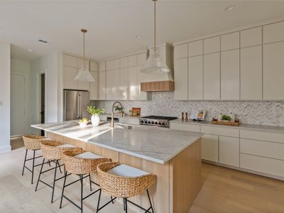 6002 La Vista Dr