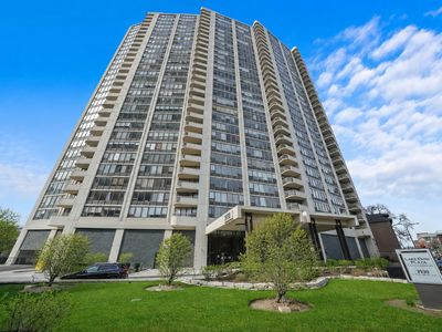3930 N Pine Grove Ave APT 316